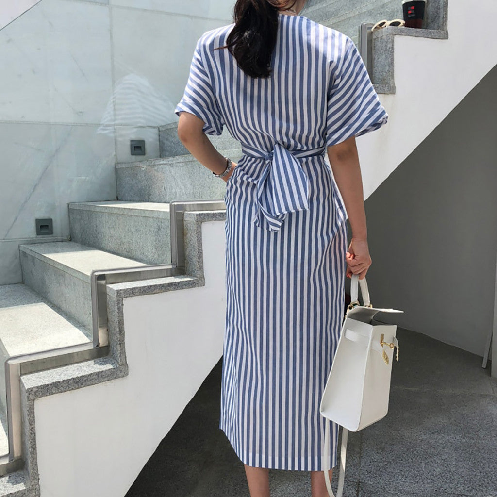Elegantes Gestreiftes Schlitzkleid