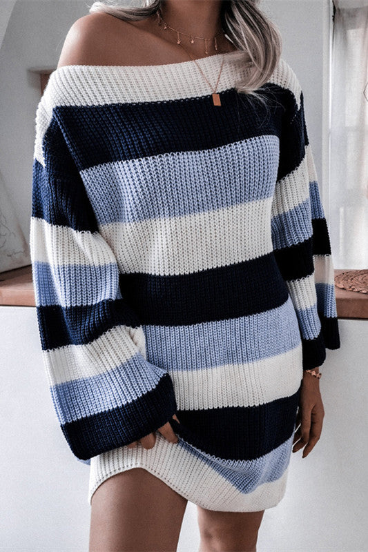 Strickpulloverkleid Mit Zerrissenem Kragen Und Streifen