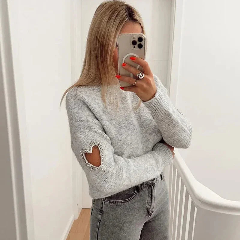 Strickpullover Mit Herzdetail, Der Die Eleganz Einer Frau Vervollständigt