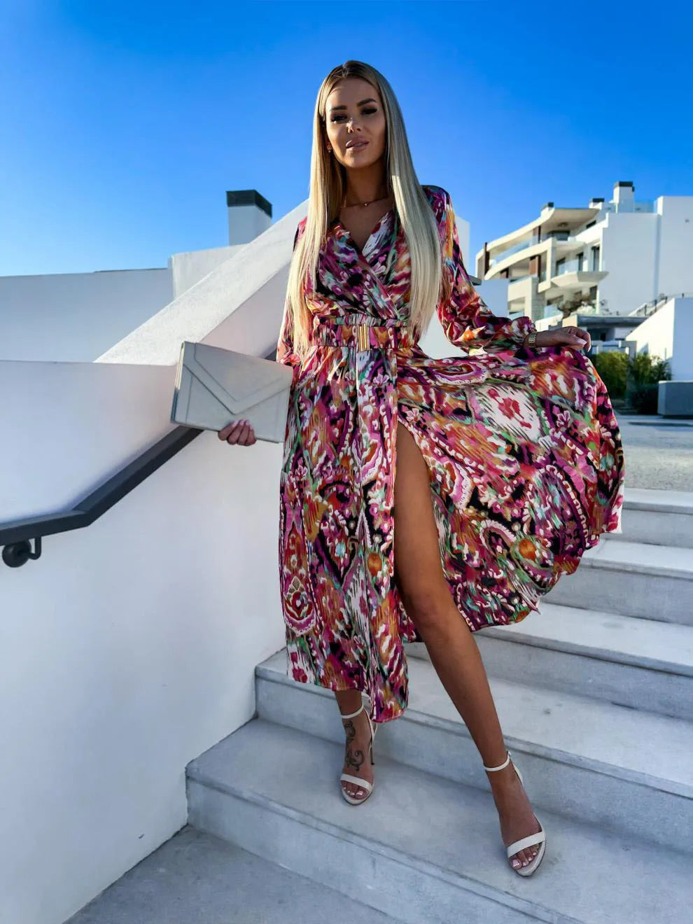 Kleid Mit Hohem Schlitz Und Gürtel