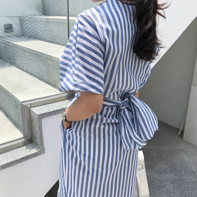 Elegantes Gestreiftes Schlitzkleid