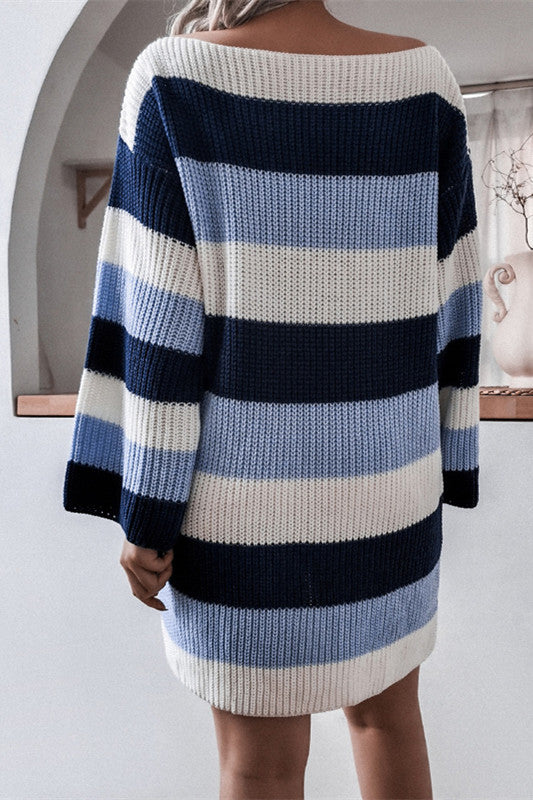 Strickpulloverkleid Mit Zerrissenem Kragen Und Streifen