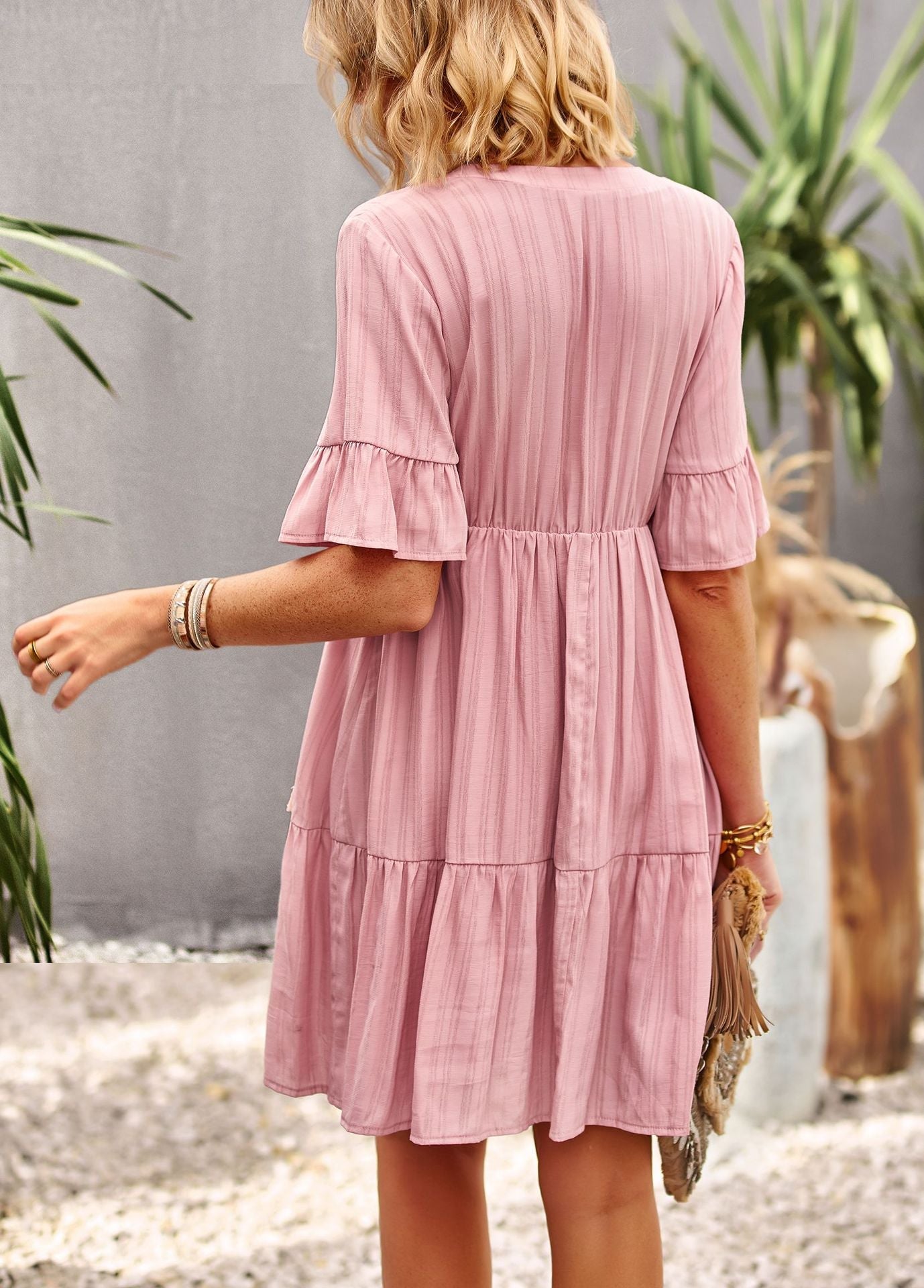 Minikleid Mit V-Ausschnitt Und Kurzen Ärmeln