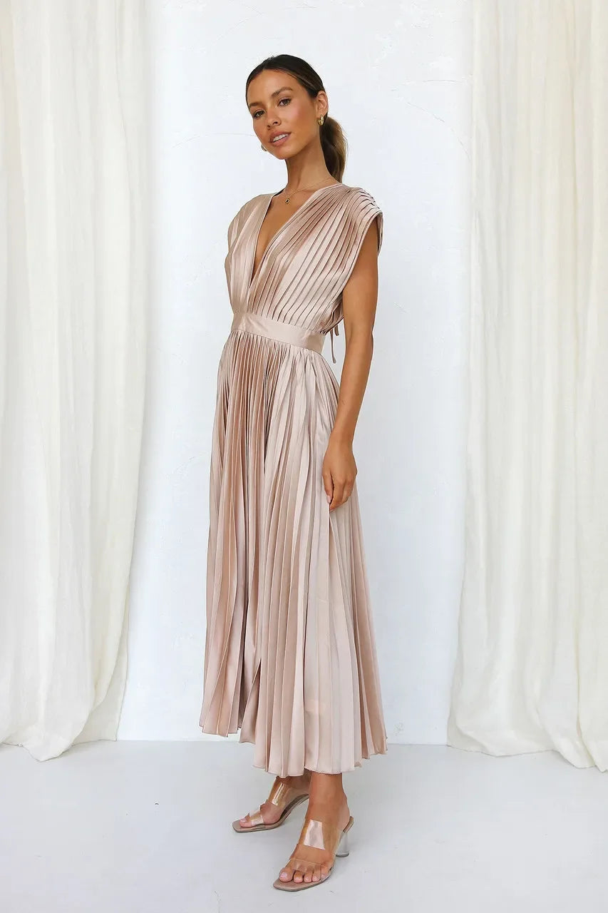 Elegantes Plisseekleid – Feminines V-Ausschnitt-Design