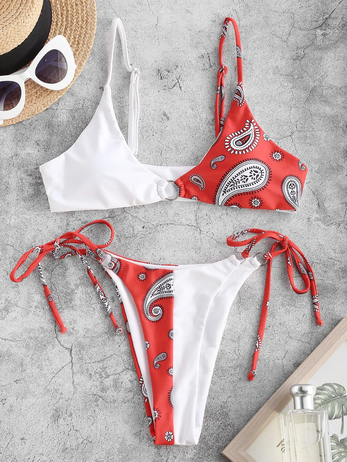 Gemusterter Bikini Mit Elegantem Design