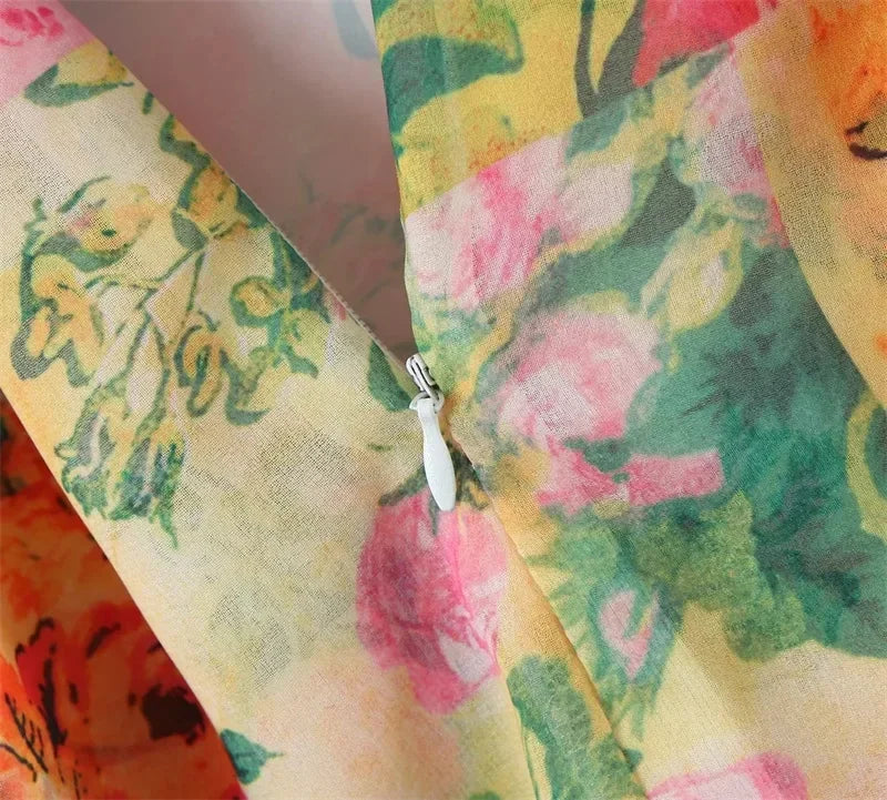 Süßes Minikleid Mit Volant, Herzförmigem Ausschnitt Und Gebundenen Schultern