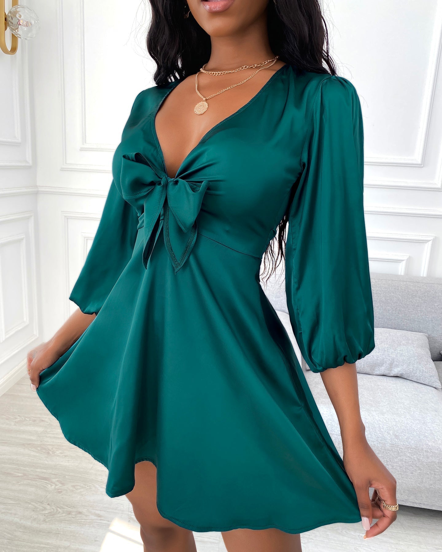 Satin-Minikleid Mit Tiefem Ausschnitt