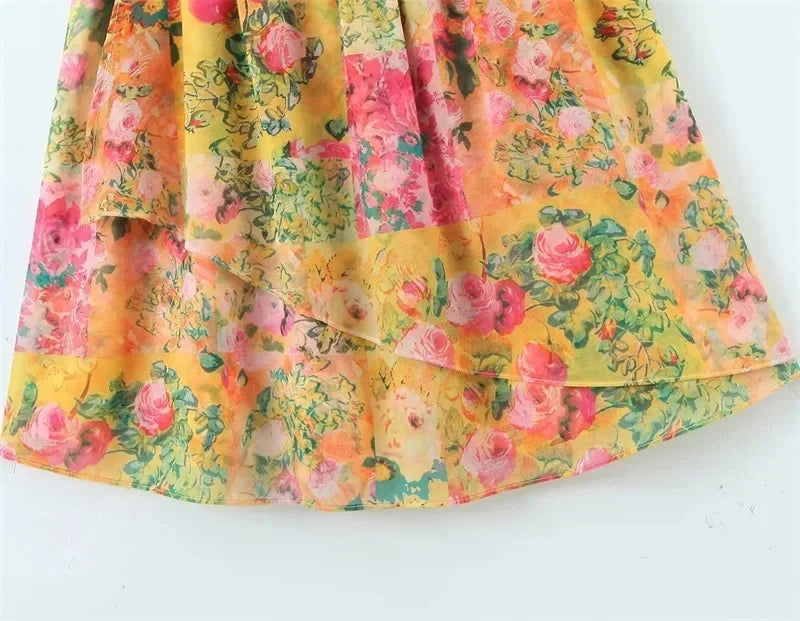 Süßes Minikleid Mit Volant, Herzförmigem Ausschnitt Und Gebundenen Schultern