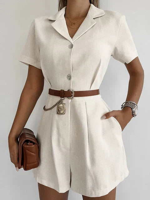Stylischer Jumpsuit Mit Klassischem Kragen Und Gürtel