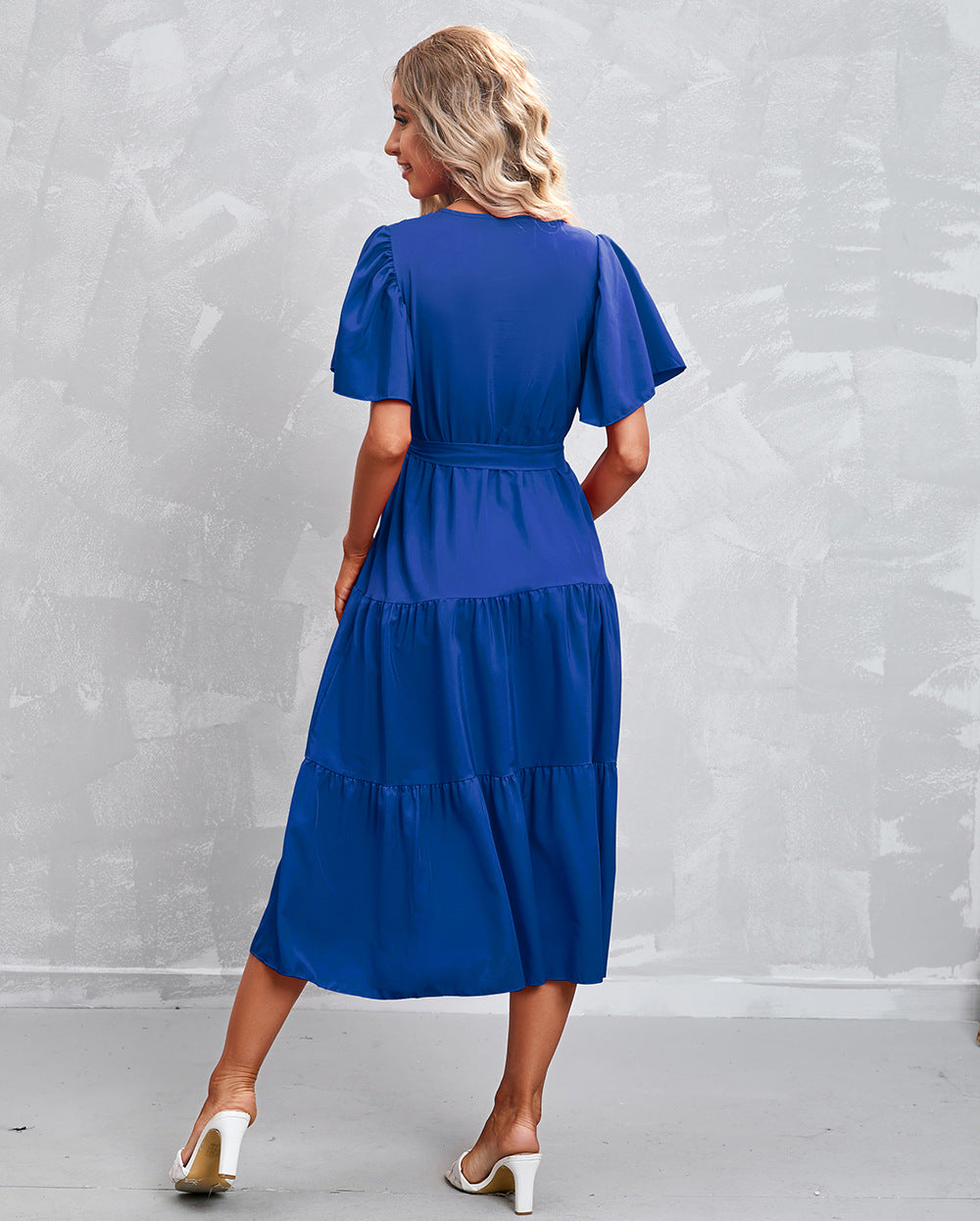 Midikleid Mit V-Ausschnitt Und Rüschendetail
