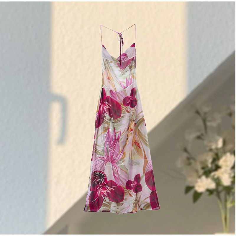 Sommerliches Trägerloses Urlaubskleid Mit Blumenmuster