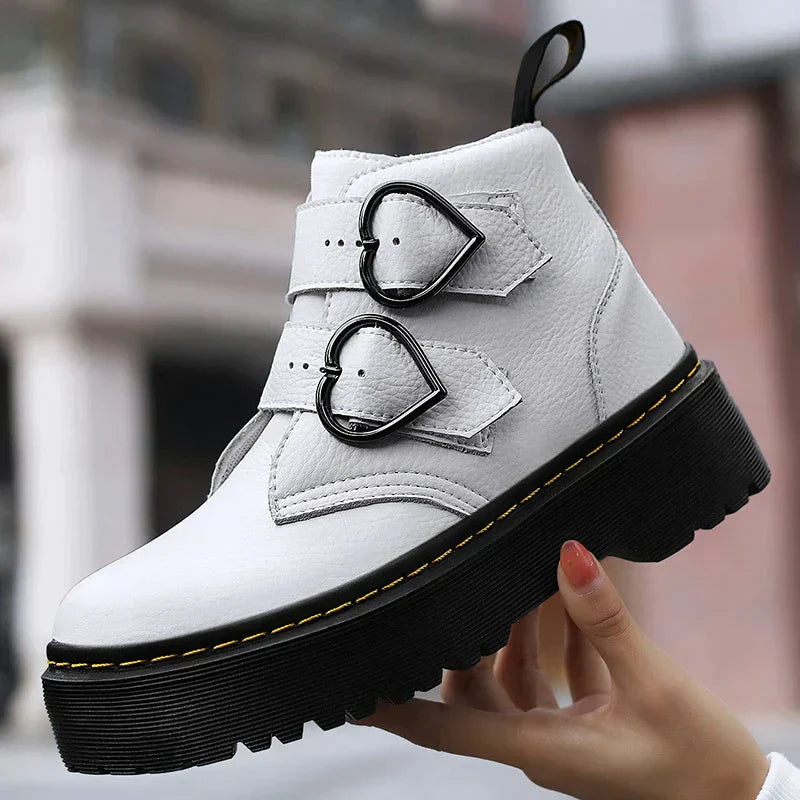 Stilvolle Damenstiefel Mit Herzschnalle