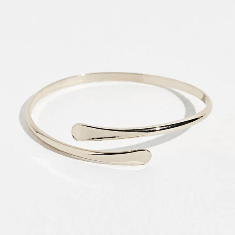 Verstellbares Dünnes Armband Mit Spiralmuster