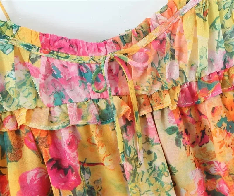 Süßes Minikleid Mit Volant, Herzförmigem Ausschnitt Und Gebundenen Schultern