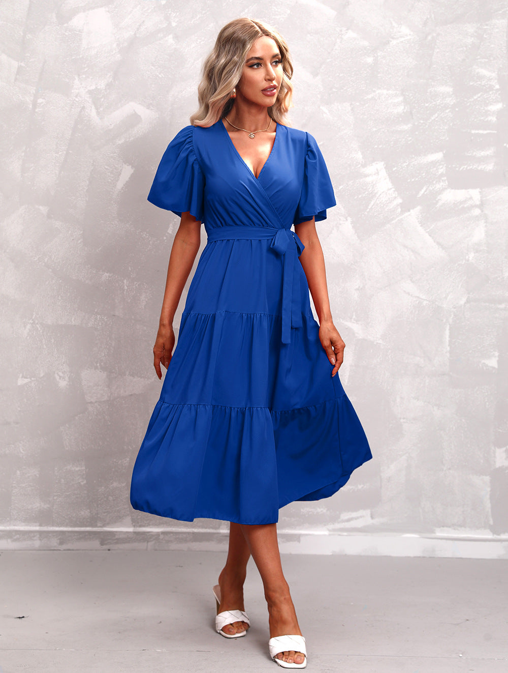 Midikleid Mit V-Ausschnitt Und Rüschendetail