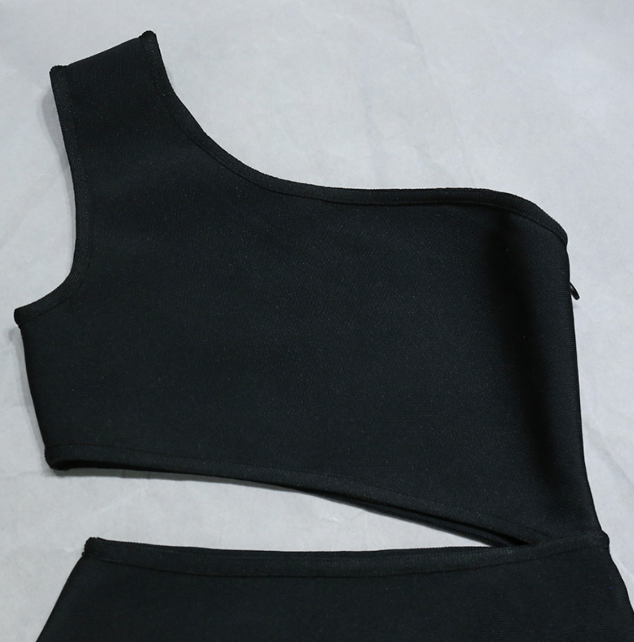 Asymmetrisches Bandage-Kleid Mit One-Shoulder-Trägern, Schlitzen Und Cut-Out-Details