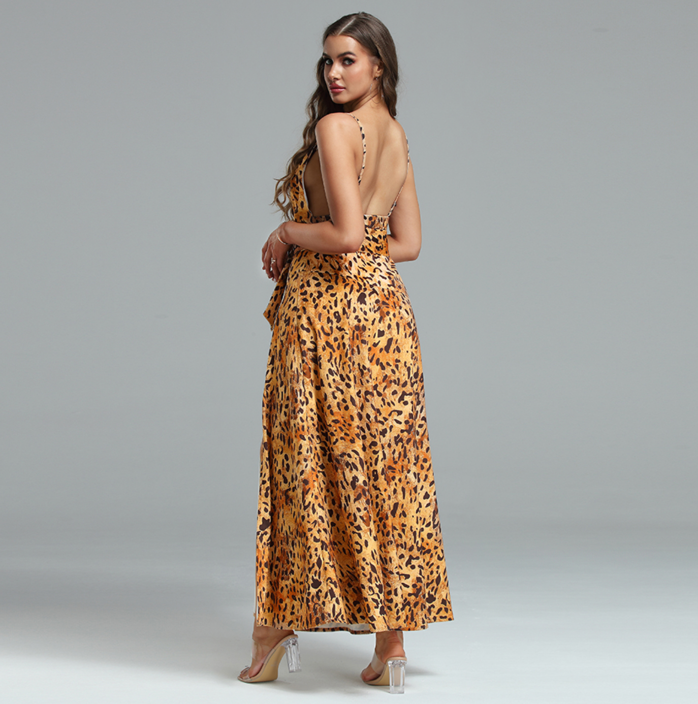 Sommerkleid Mit Leopardenmuster Und Hohem Schlitz