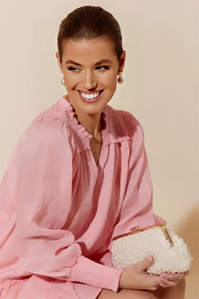 Elegante Und Stilvolle Clutch Mit Perlendetails