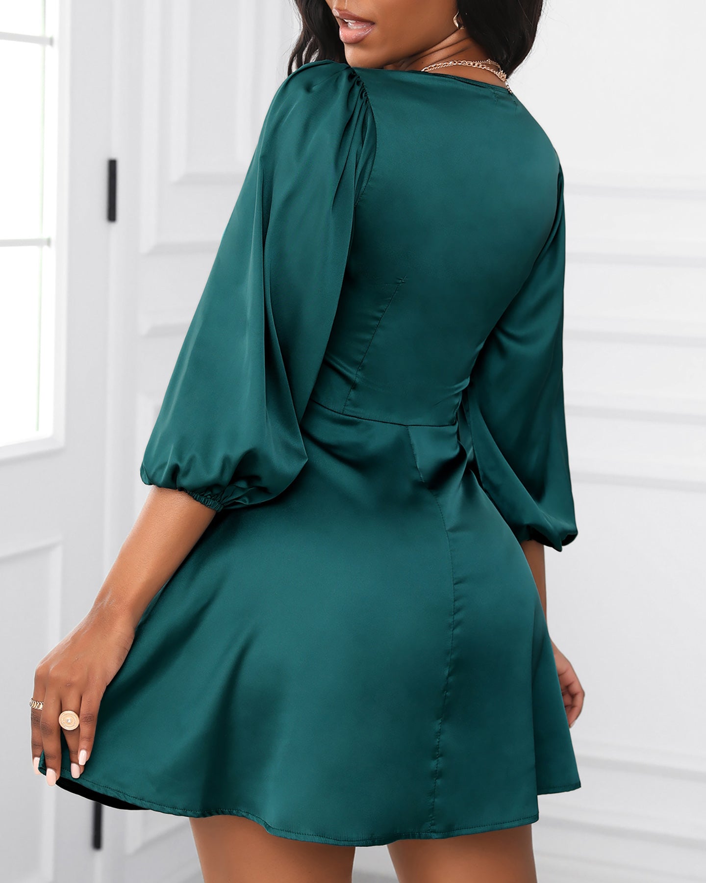 Satin-Minikleid Mit Tiefem Ausschnitt
