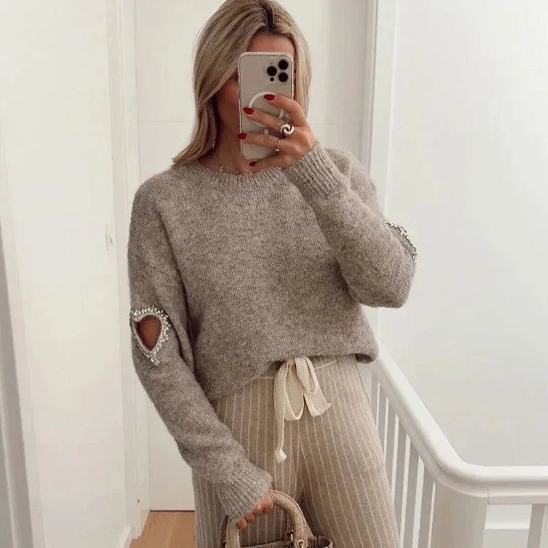 Strickpullover Mit Herzdetail, Der Die Eleganz Einer Frau Vervollständigt