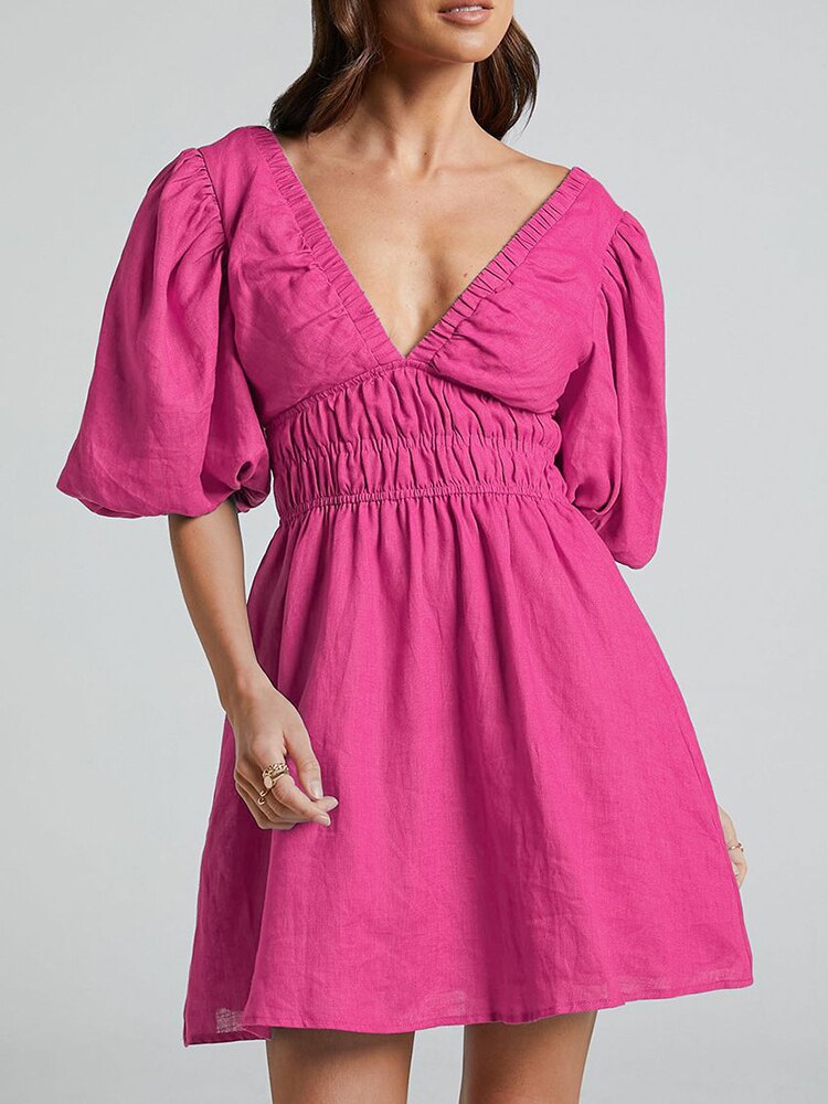 Rosa Minikleid Mit V-Ausschnitt Und Kurzen Ärmeln