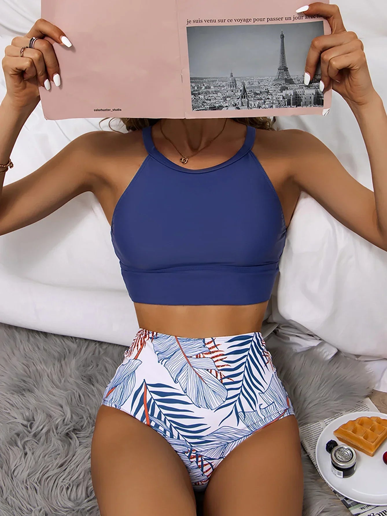 Stylischer Bikini Mit Hohem Halsausschnitt