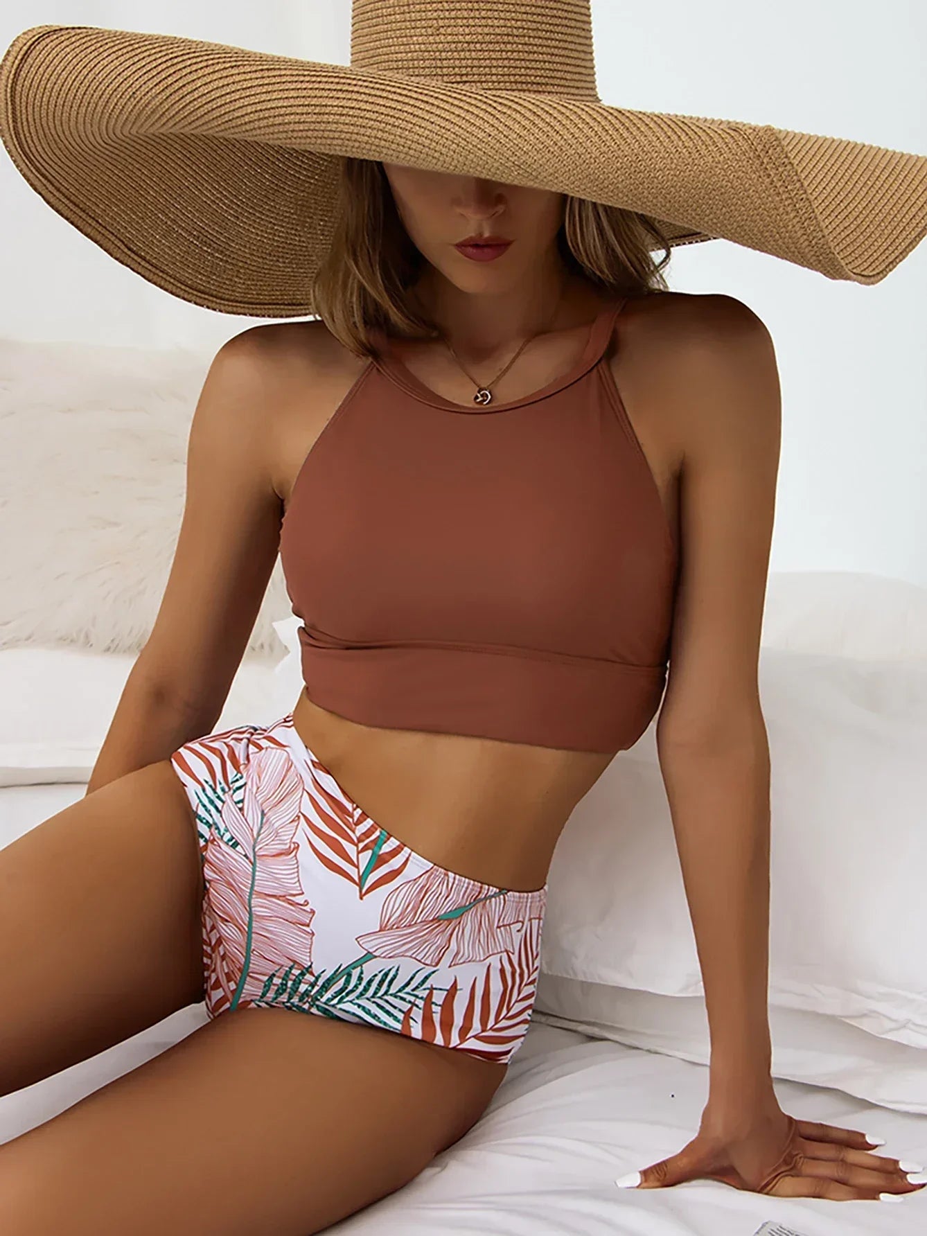Stylischer Bikini Mit Hohem Halsausschnitt