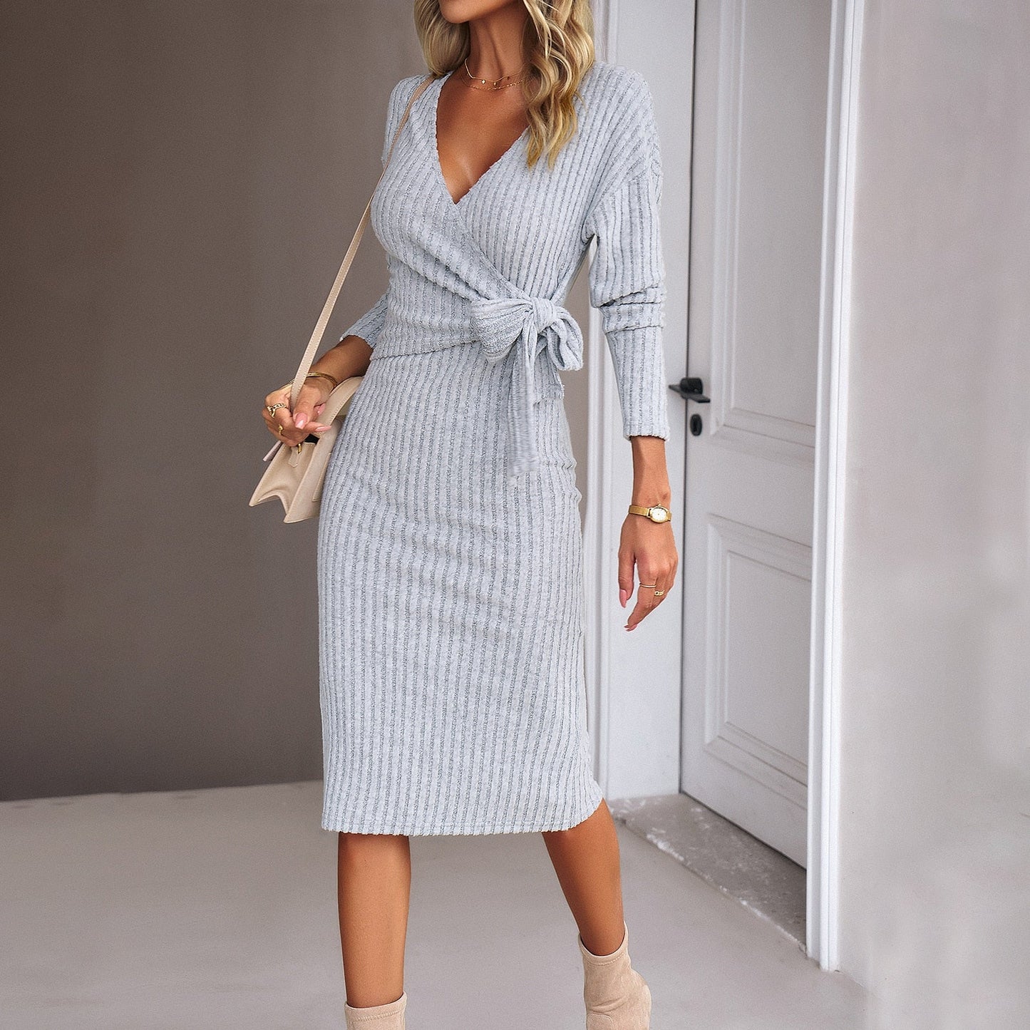 Elegantes Langärmliges, Tief Ausgeschnittenes Midikleid