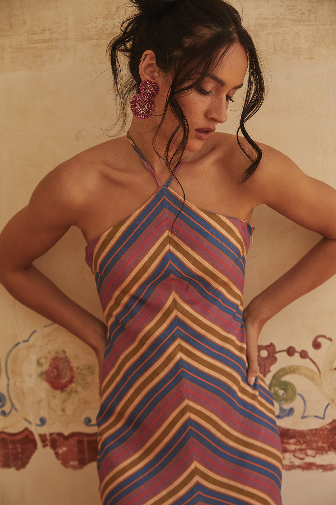 Gestreiftes Neckholder-Maxikleid
