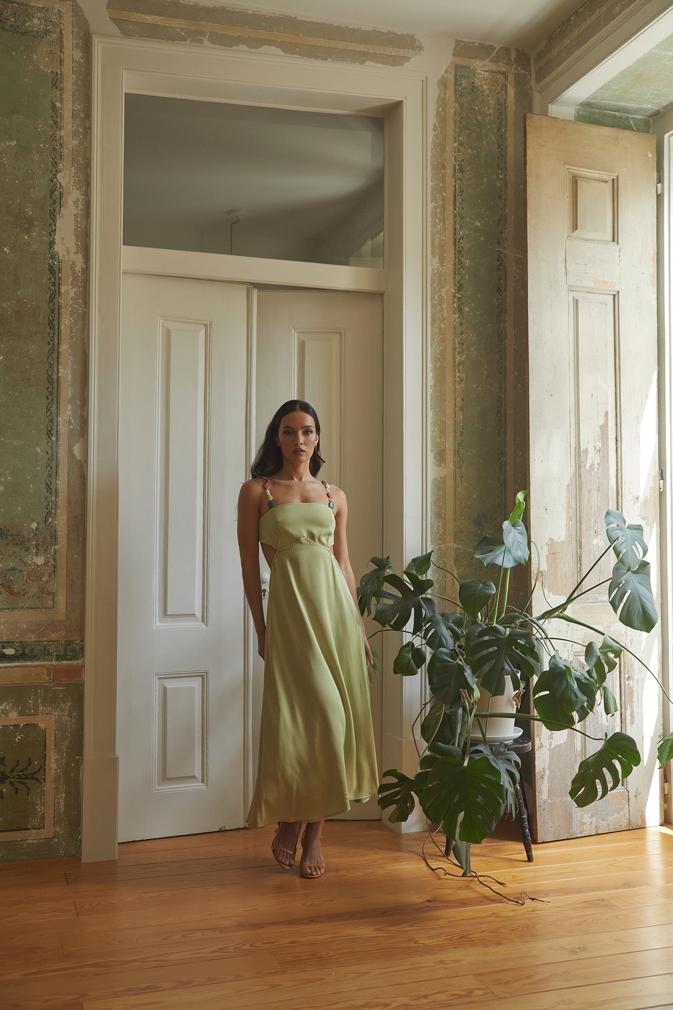 Elegantes Rückenfreies Midikleid