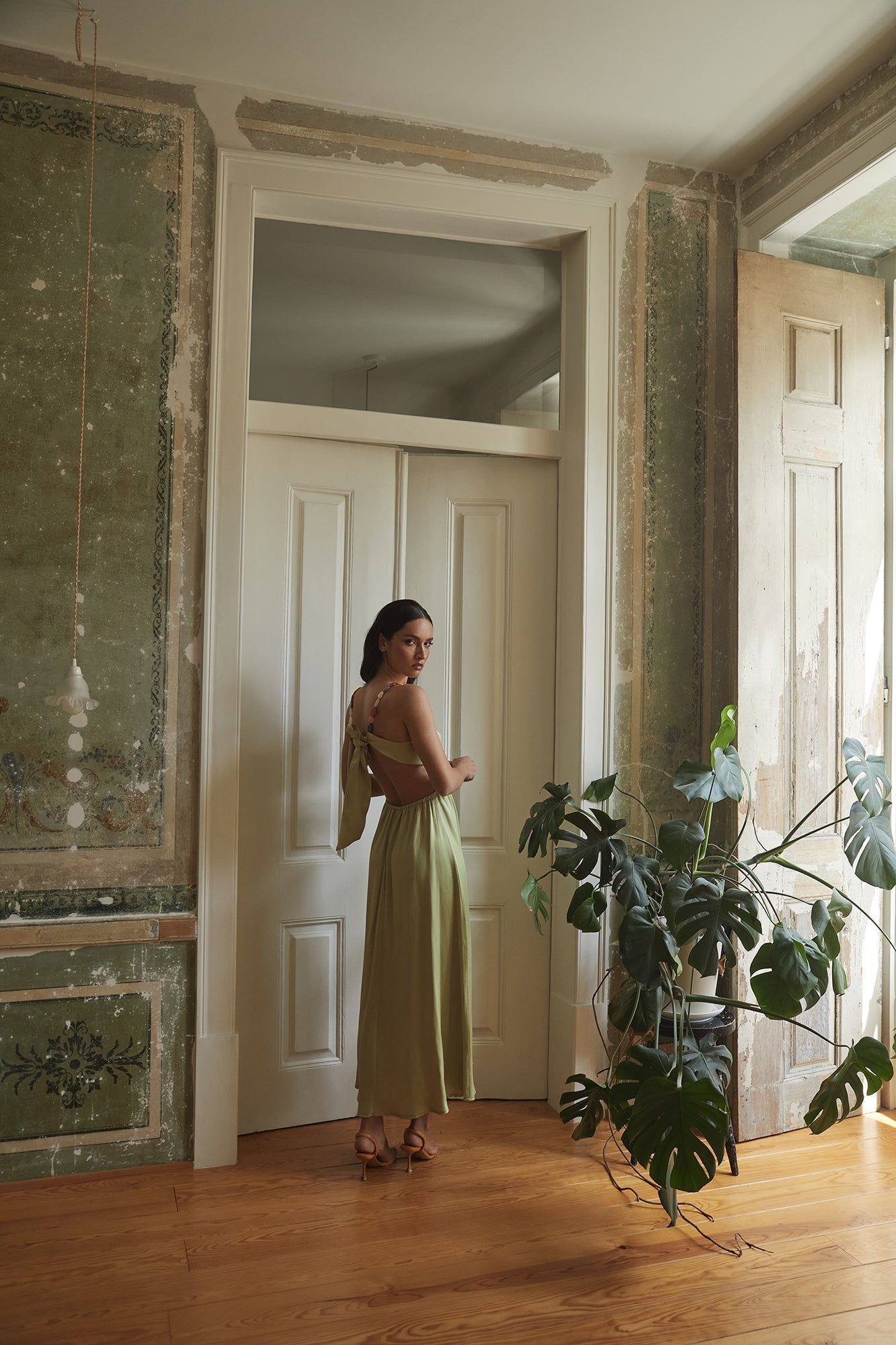 Elegantes Rückenfreies Midikleid