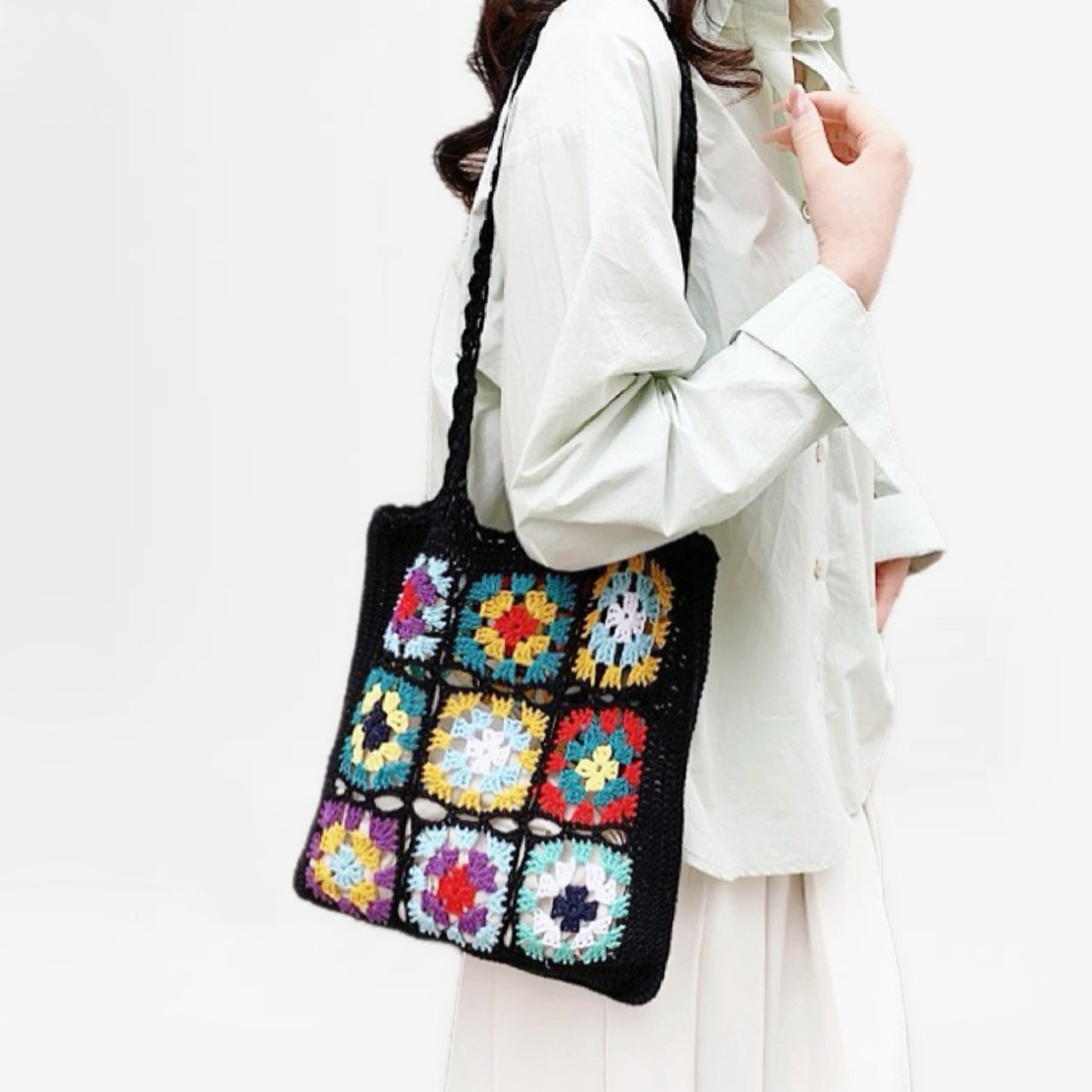 Elegante Tasche Mit Gestrickten Blumendetails