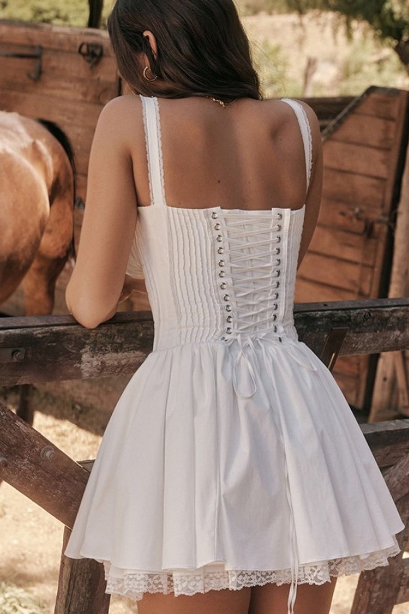 Elegantes Tief Ausgeschnittenes Minikleid Mit Dünnen Trägern