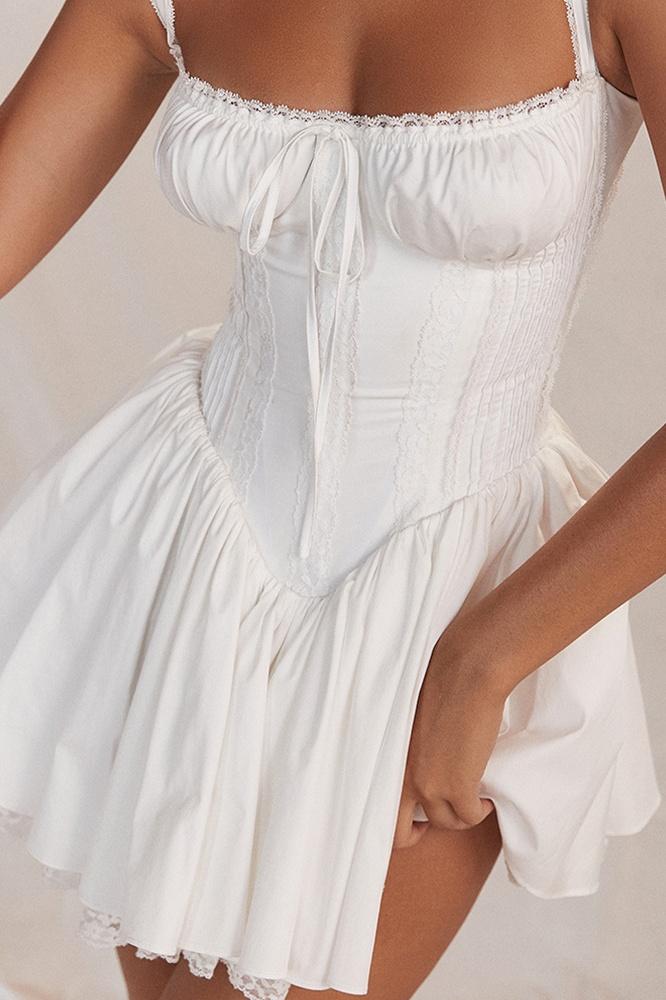 Elegantes Tief Ausgeschnittenes Minikleid Mit Dünnen Trägern