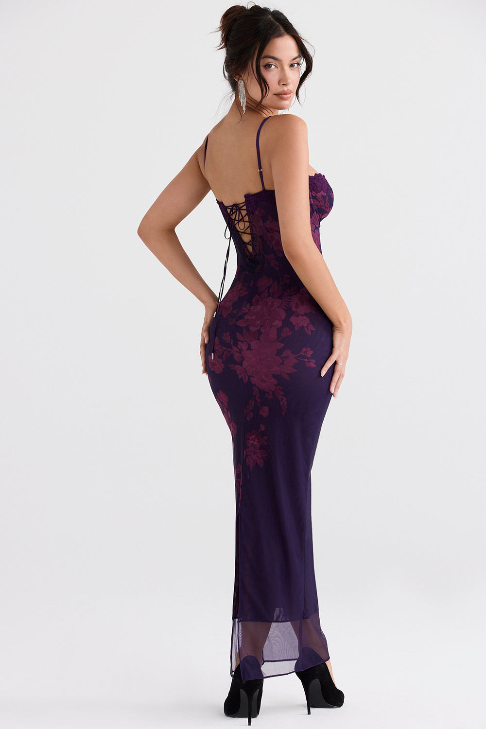 Elegantes, Tief Ausgeschnittenes Maxikleid Mit Dünnen Trägern Und Muster