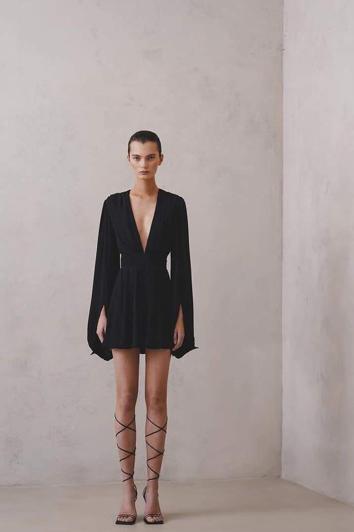 Elegantes Minikleid Mit Tiefem V-Ausschnitt Und Ballonärmeln
