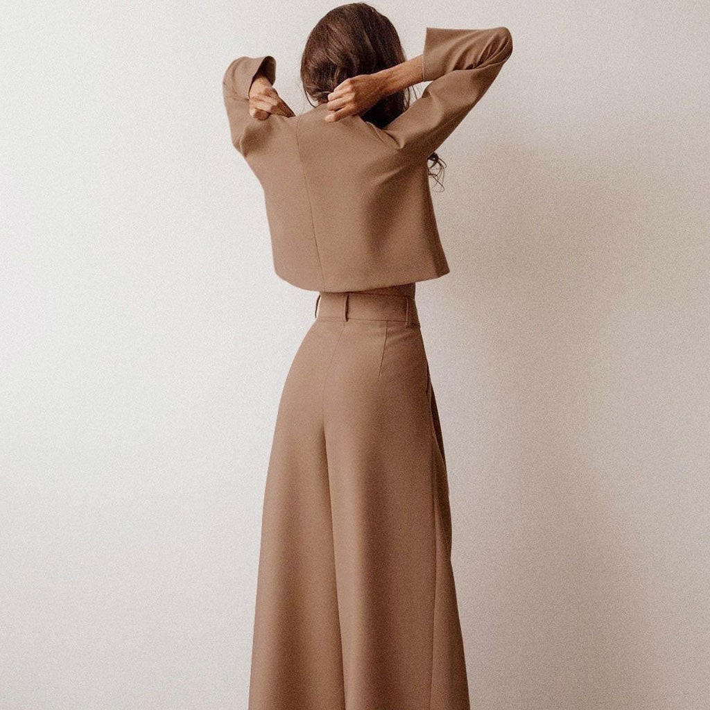 Khakifarbenes Set Aus Langärmligem Crop-Top Und Hose Mit Weitem Bein