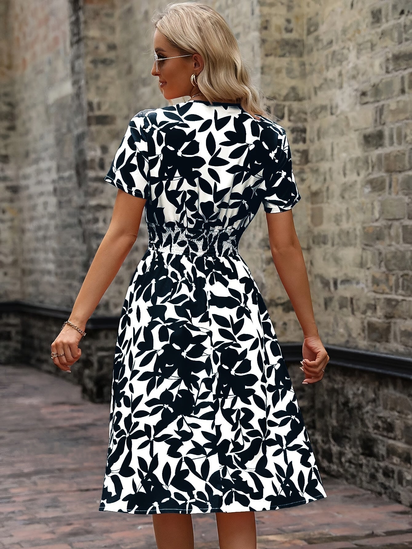 Kleid Mit Wickelkragen Und Blumenmuster