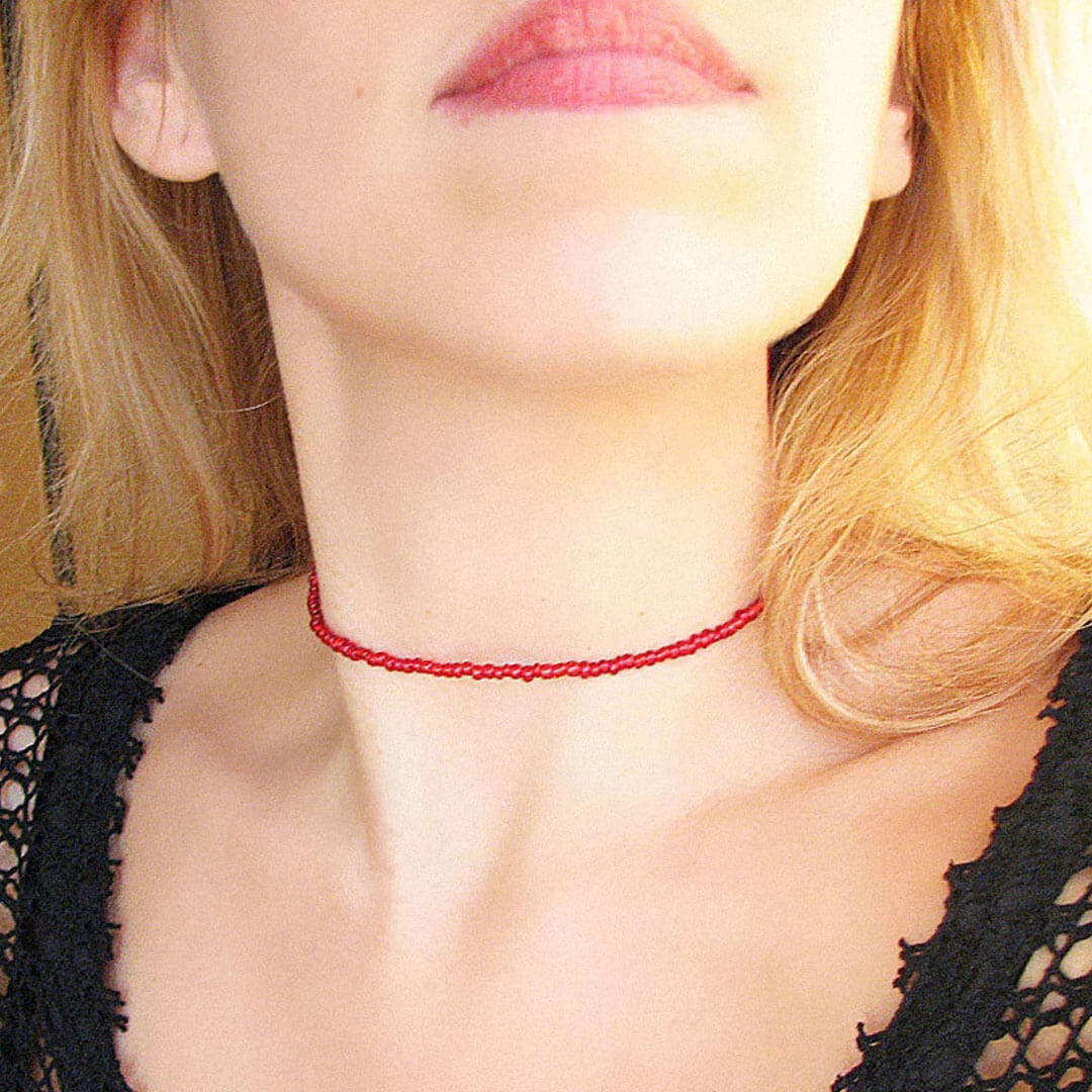 Rote Halskette Mit Glänzenden Emaille-Perlen - Strandstil
