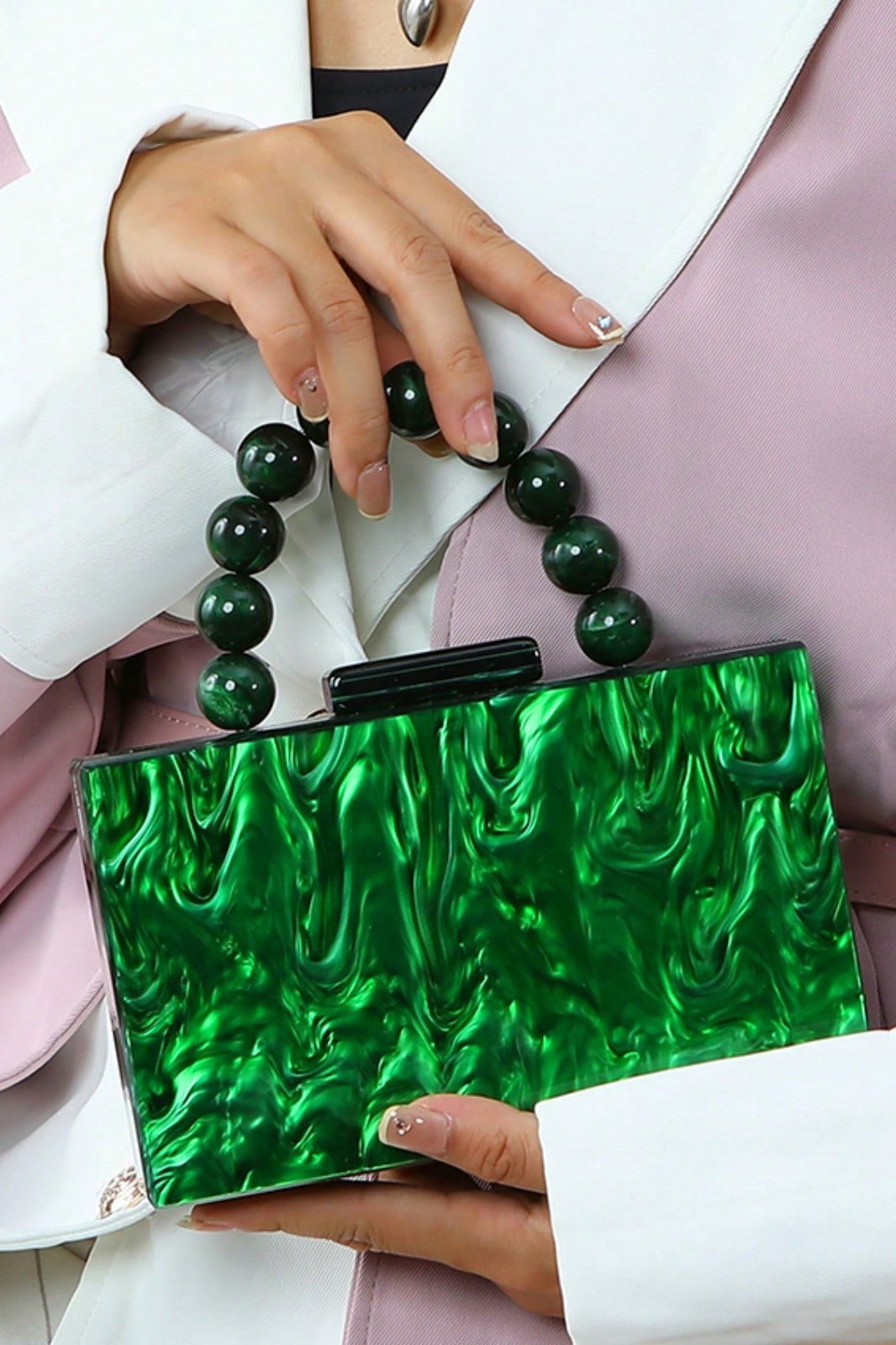 Handtasche Mit Perlenkette Und Marmormuster