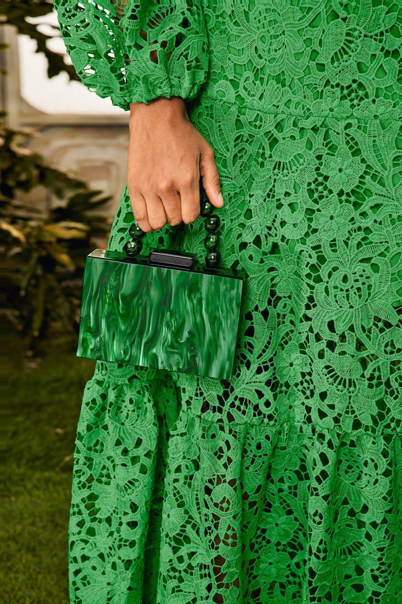 Handtasche Mit Perlenkette Und Marmormuster