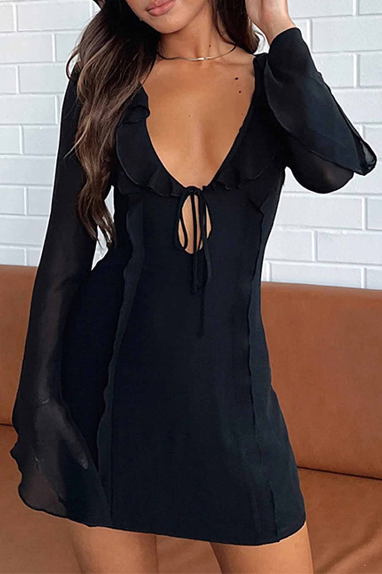 Stilvolles Langärmliges Minikleid Mit Tiefem Ausschnitt