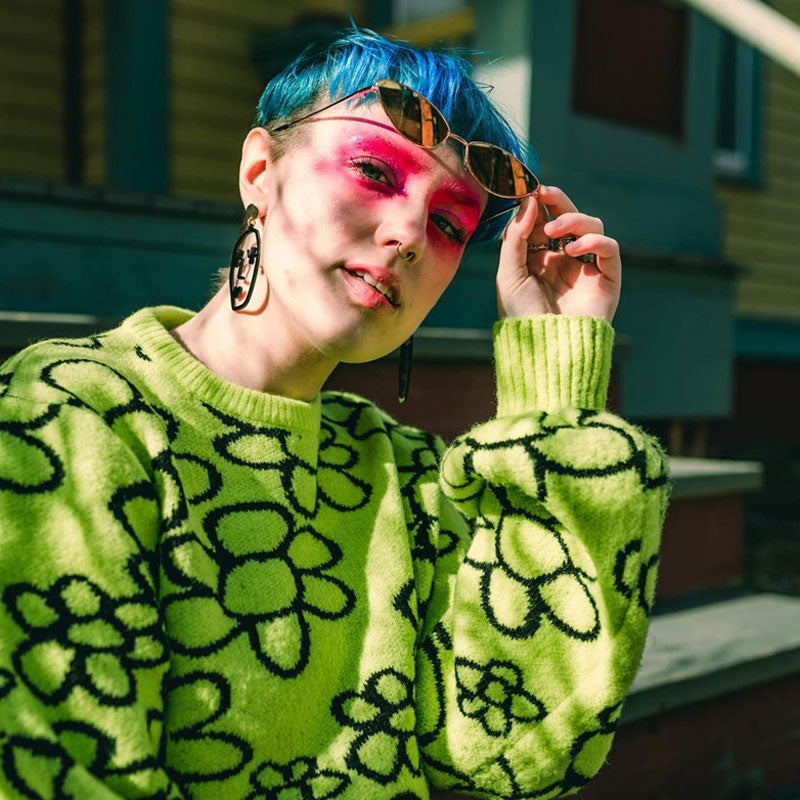 Übergroßer Grüner Pullover Mit Kräftigem Kontrastierendem Blumenmuster – Bischofsärmel Und Rippenstrick