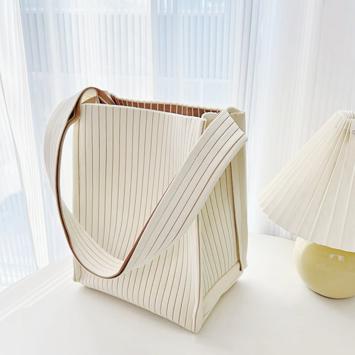 Elegante Tasche İm Box-Stil Mit Strickdesign