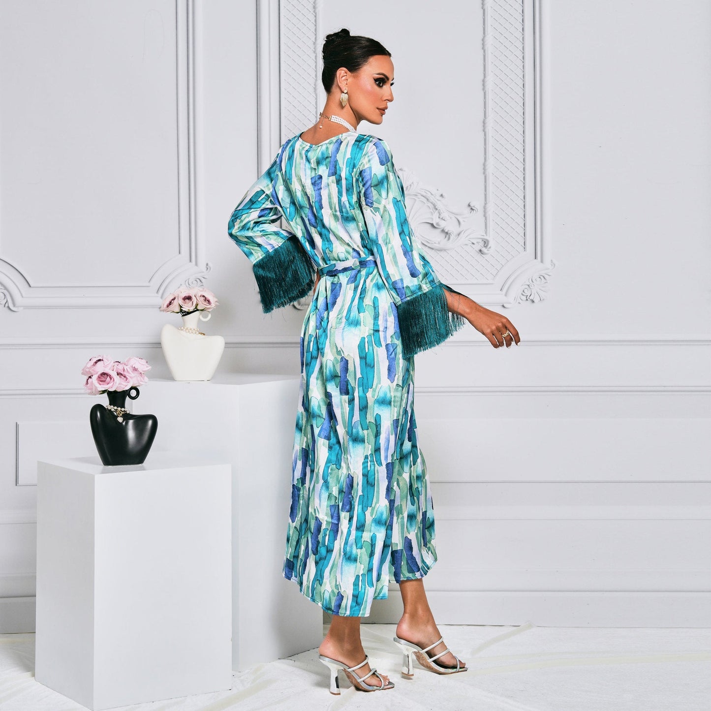 Traditionelles Langarm-Midikleid Mit Rundhalsausschnitt