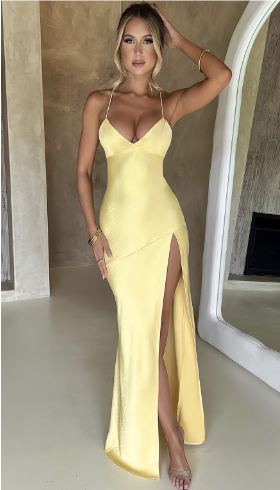 Tief Ausgeschnittenes Maxikleid Mit Schlitz