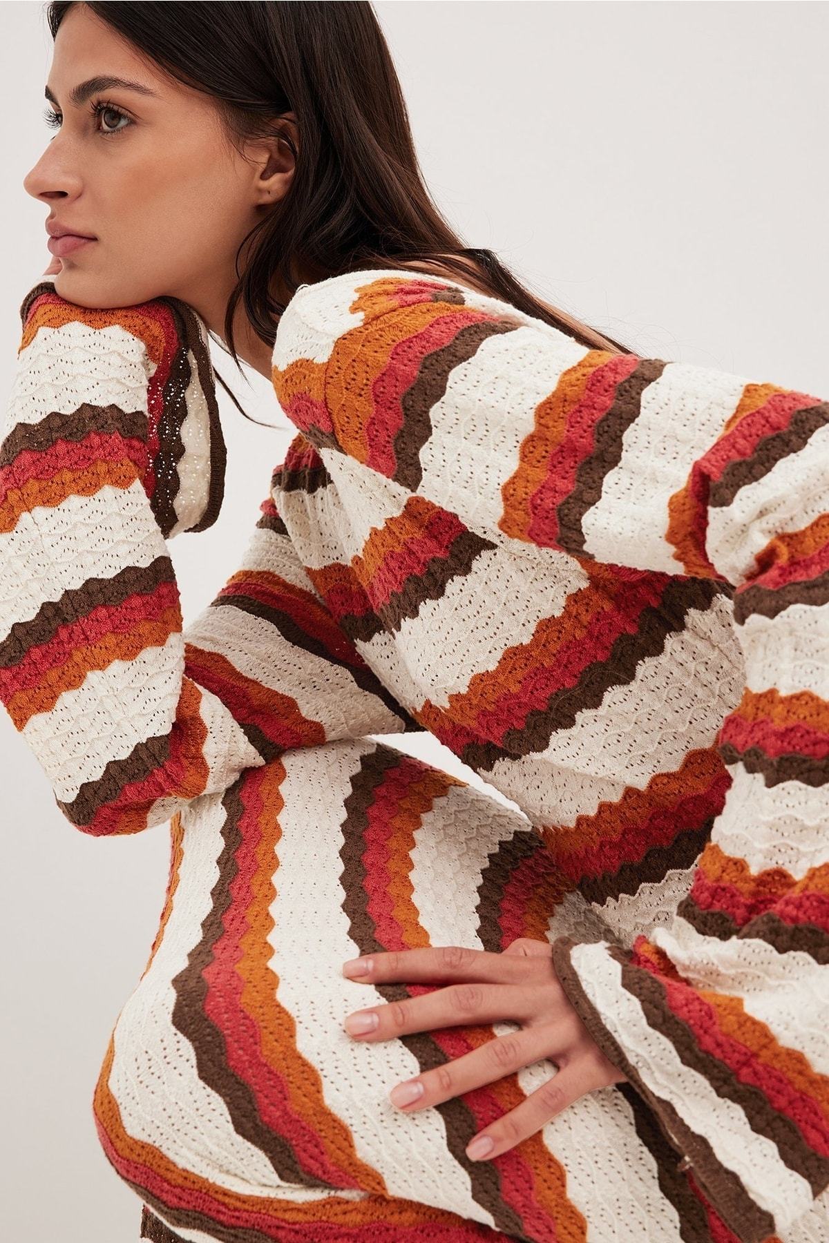 Rückenfreies Maxi-Strickkleid Mit Zickzack-Muster Und Kreuzmuster