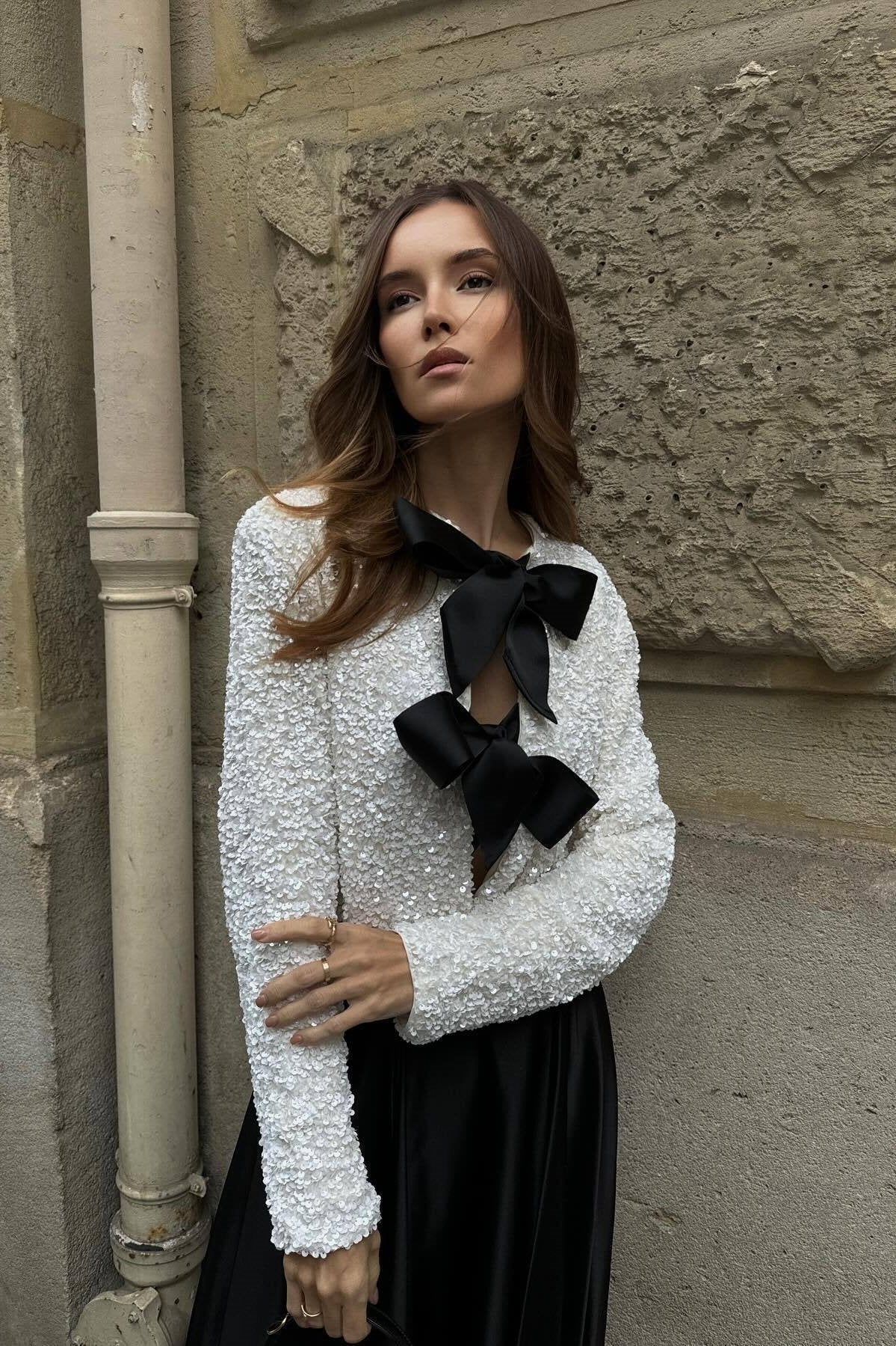 Kurze Jacke Mit Glitzernder Paillettenschleife