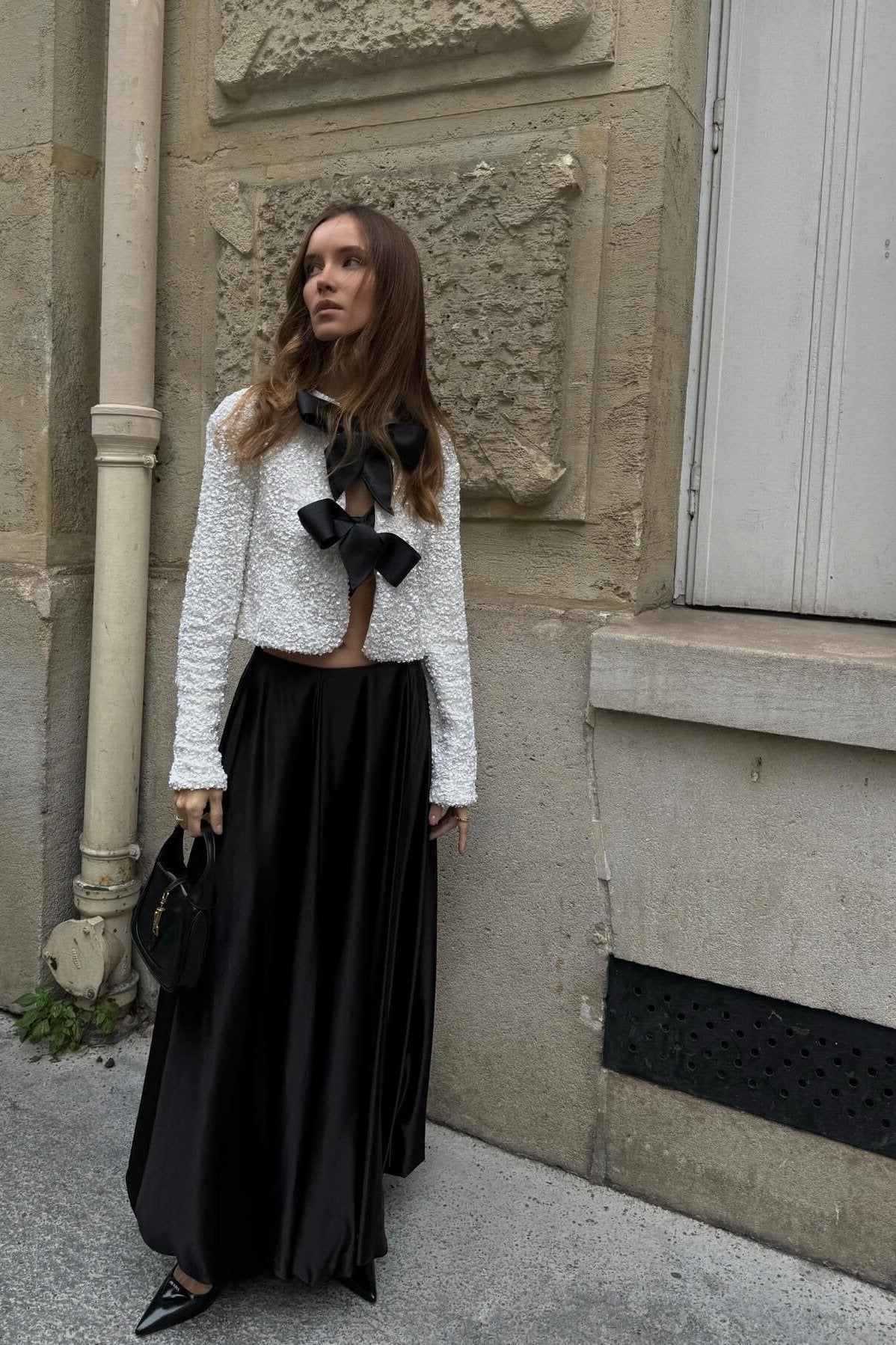 Kurze Jacke Mit Glitzernder Paillettenschleife