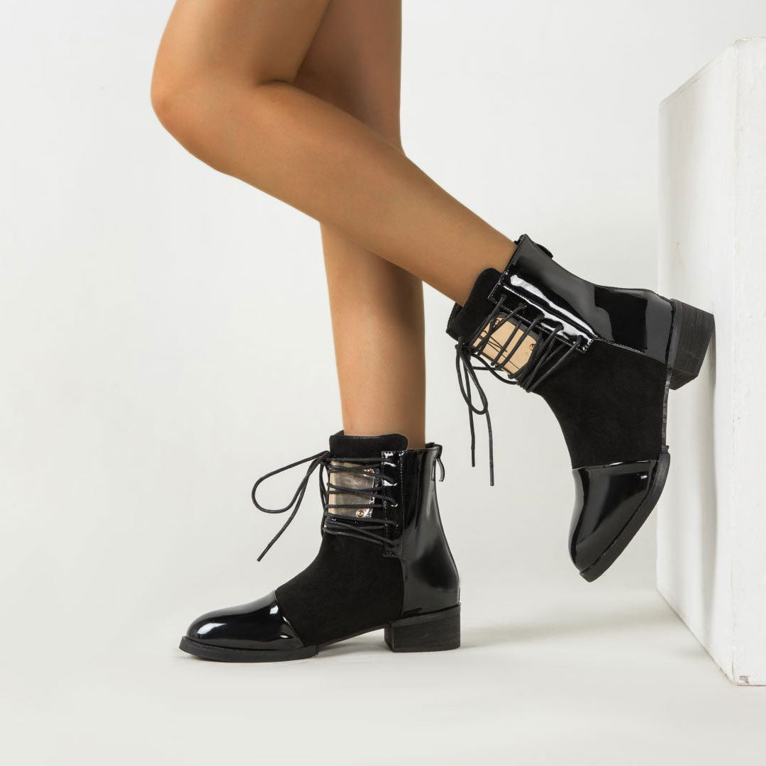Schwarze Stiefeletten Aus Kunstleder Mit Kontrastierenden Metallelementen Und Spitzendetails